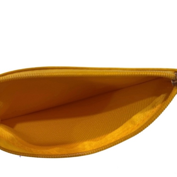 💛Yellow Heart Shaped Wristlet LOVE Bag 💛 - Picture 3 of 5